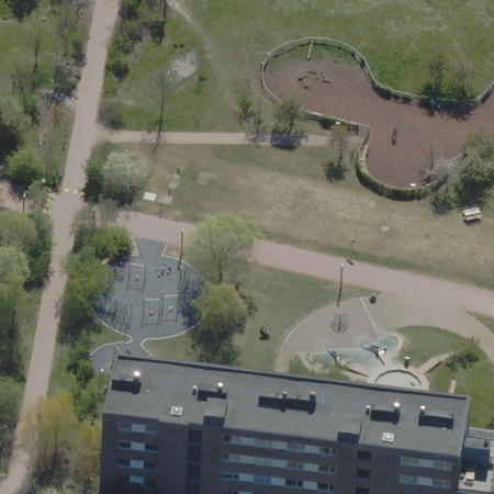 Byparkens legeplads m. gynger og rutsjebane